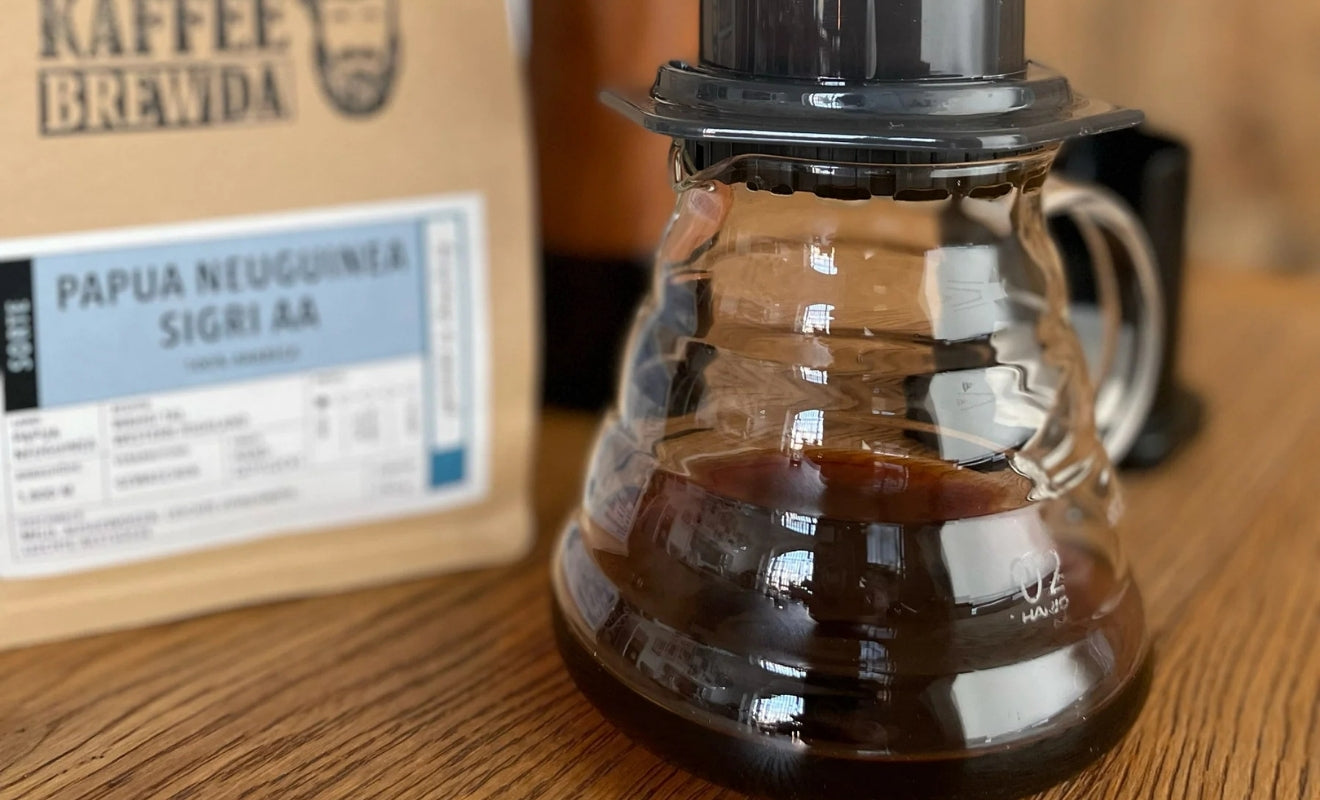 AeroPress Espresso steht neben Kaffeetüte
