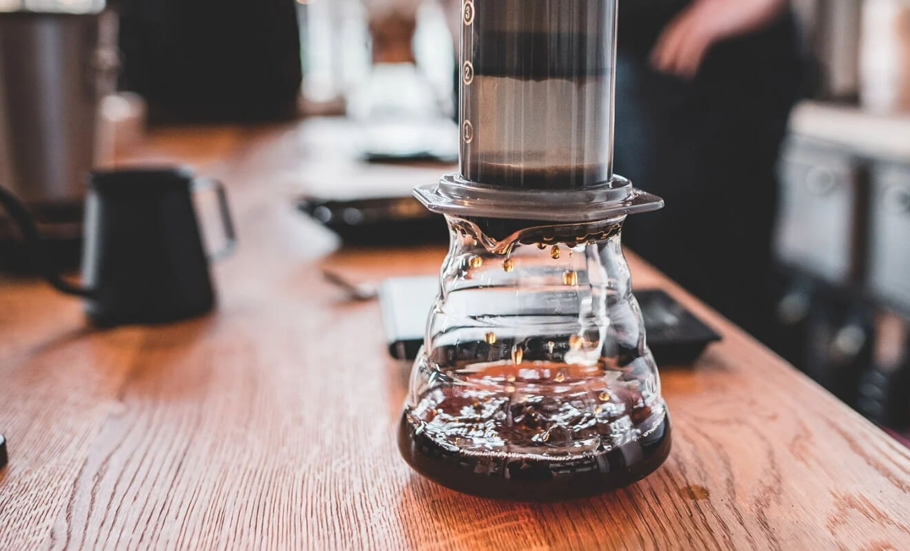 AeroPress Kaffee auf Tisch stehend