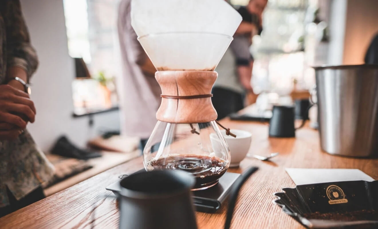 Chemex Kaffee steht in Küche