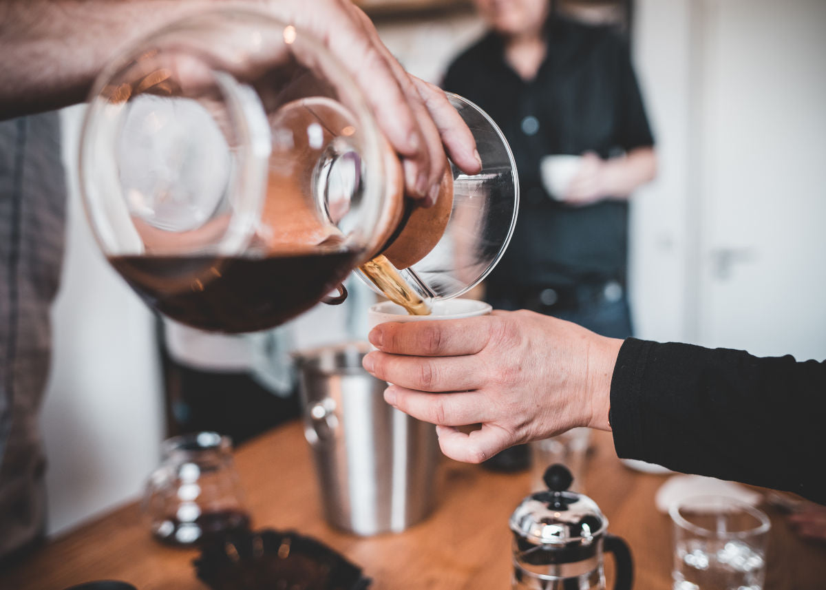 Warum Säure im Kaffee so wichtig ist, Kaffee wird eingeschenkt