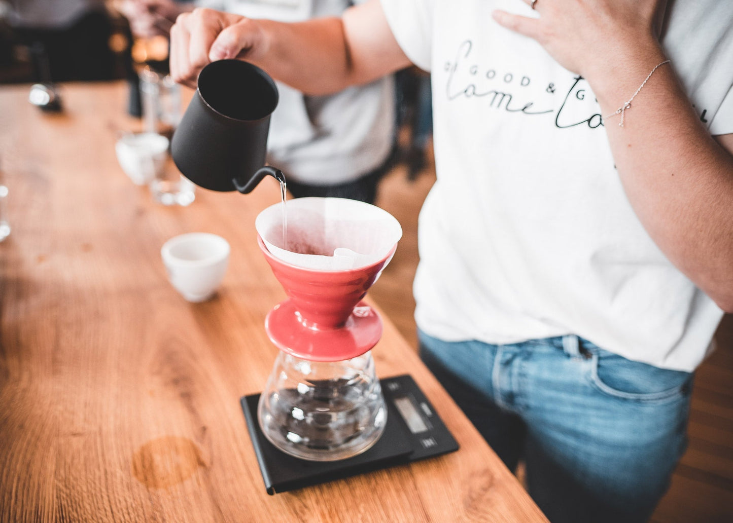 Mann führt Zubereitung von V60 Kaffee durch