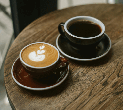 Espresso neben Kaffee