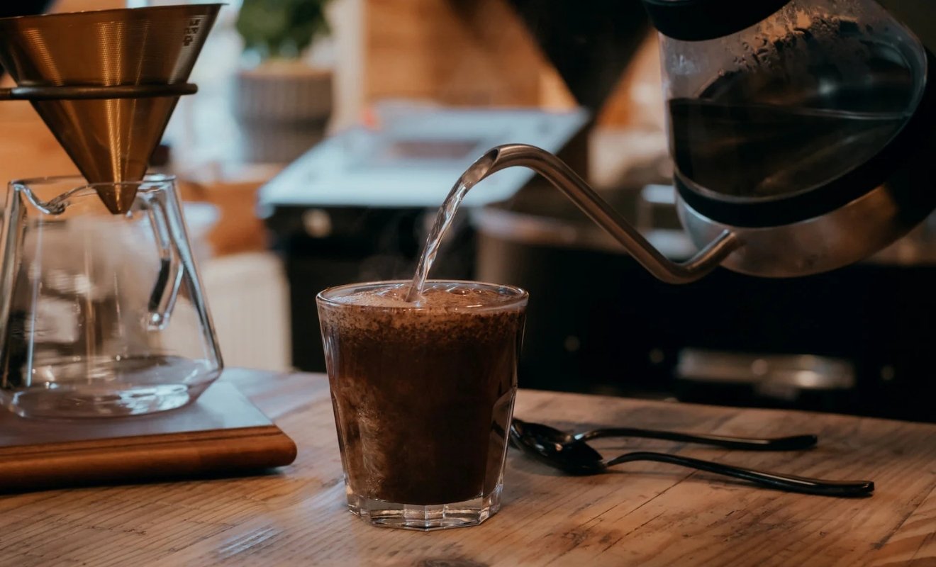 Kaffee wird eingeschenkt bei Kaffeeseminar