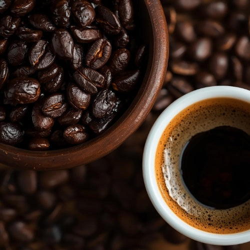 Espresso Bohnen in Schüssel neben Tasse Kaffee