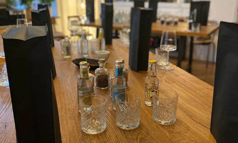 Gin Tasting in Hamburg mit vielen Gläsern und Flaschen auf dem Tisch