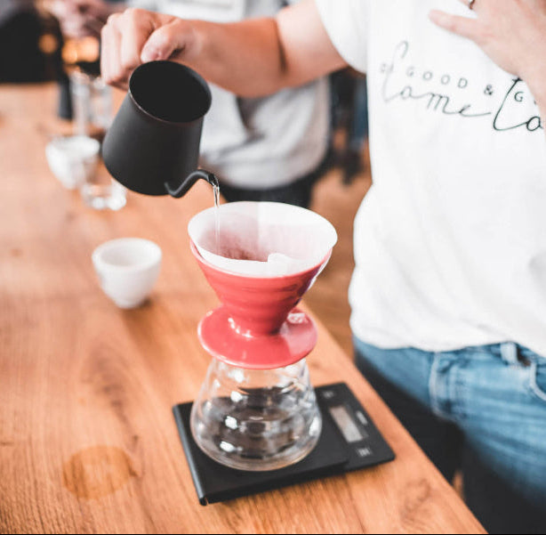 Hario V60 Dripper wird für Kaffeezubereitung genutzt
