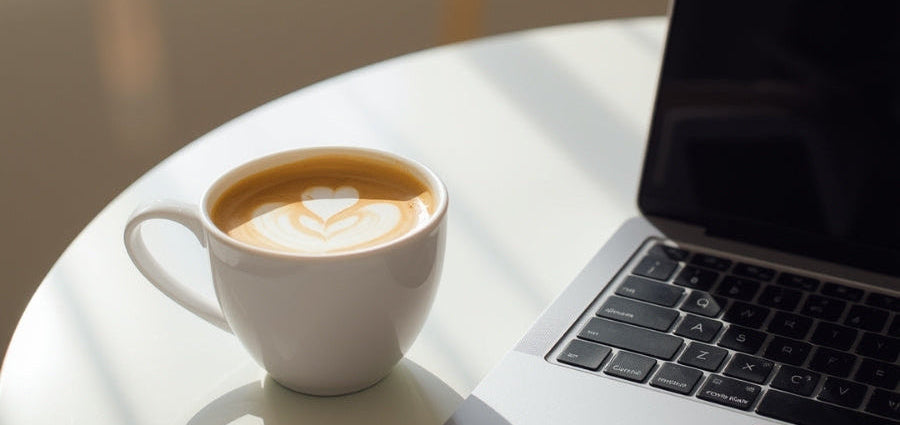 Haselnuss Kaffee auf Tisch neben Laptop