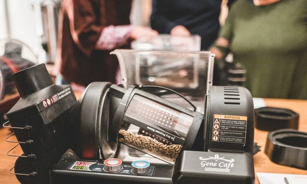 Menschen sind dabei Kaffee rösten lernen in Hamburg