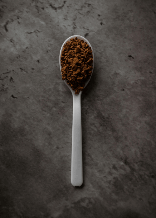 säurearmer Kaffee auf Löffel