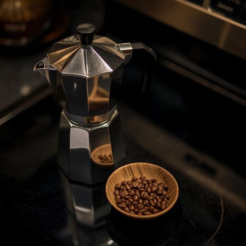 Kaffee für Espressokocher auf Tisch