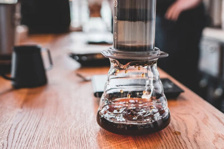 Kaffeebereiter steht auf Tisch und ist im Einsatz