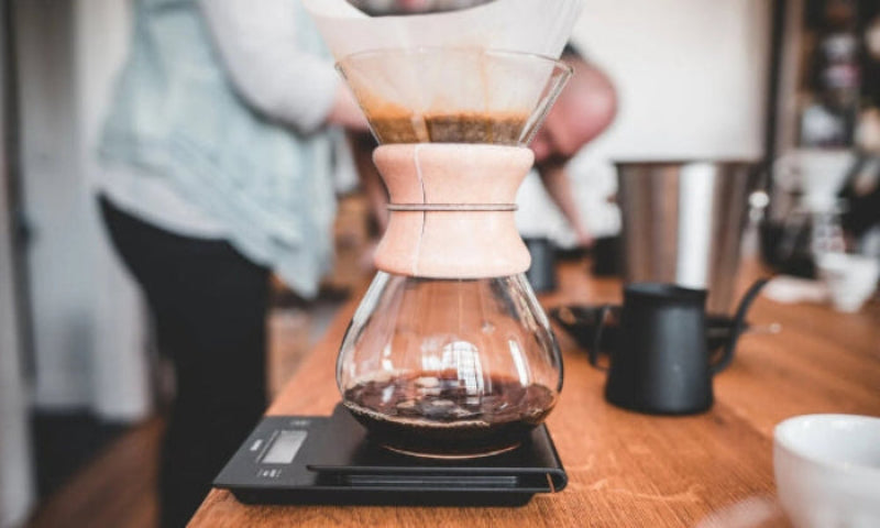 Kaffeebereiter steht auf Waage