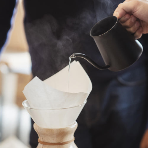 Kaffeebereiter wird für Zubereitung von Kaffee genutzt