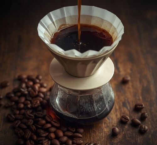 Kaffee läuft durch Kaffeefilter