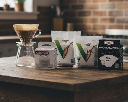 verschiedene Kaffeefilter auf Tisch