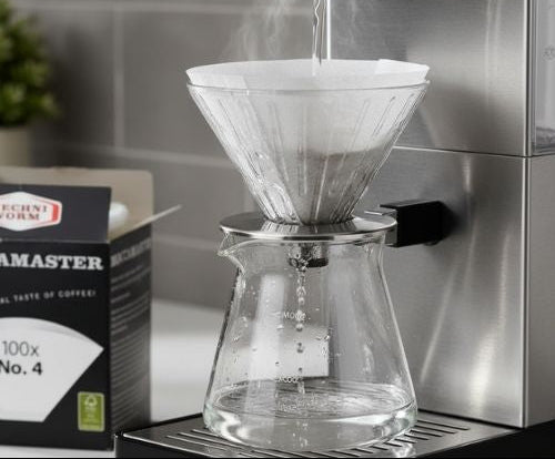 Kaffeefilter wird mit heißem Wasser gespült