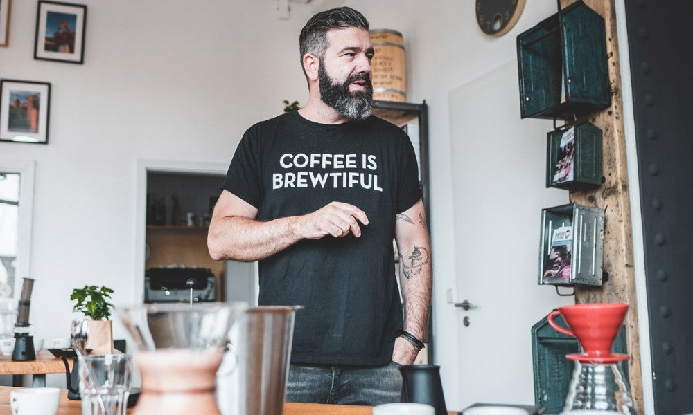 Mann führt Barista Kurs