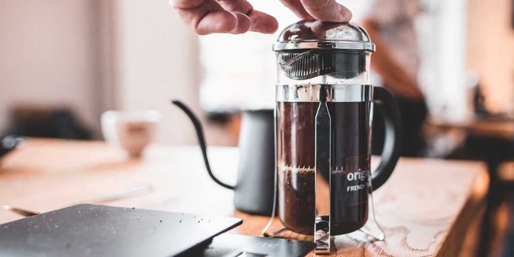 Person bereitet Kaffee zu bei Barista Kurs