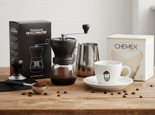 verschiedenes Kaffeezubehör nebeneinander