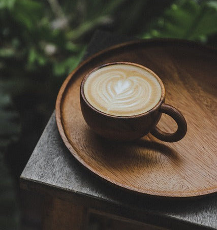 Bio Kaffee in Tasse auf Tablett
