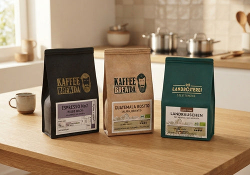 säurearmer Kaffee steht auf Tisch